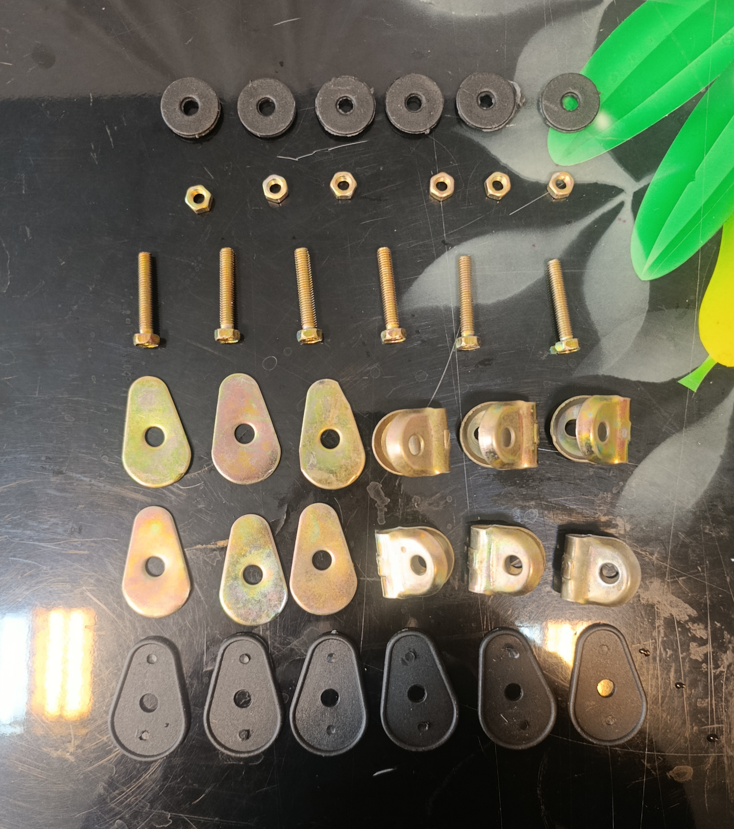 گلابی، بست، واشر، پیچ و مهره طلق موتورسیکلت (پلیسی)